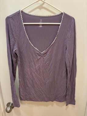 Old Navy Lavender Long-Sleeve V-Neck Top with Lace Trim